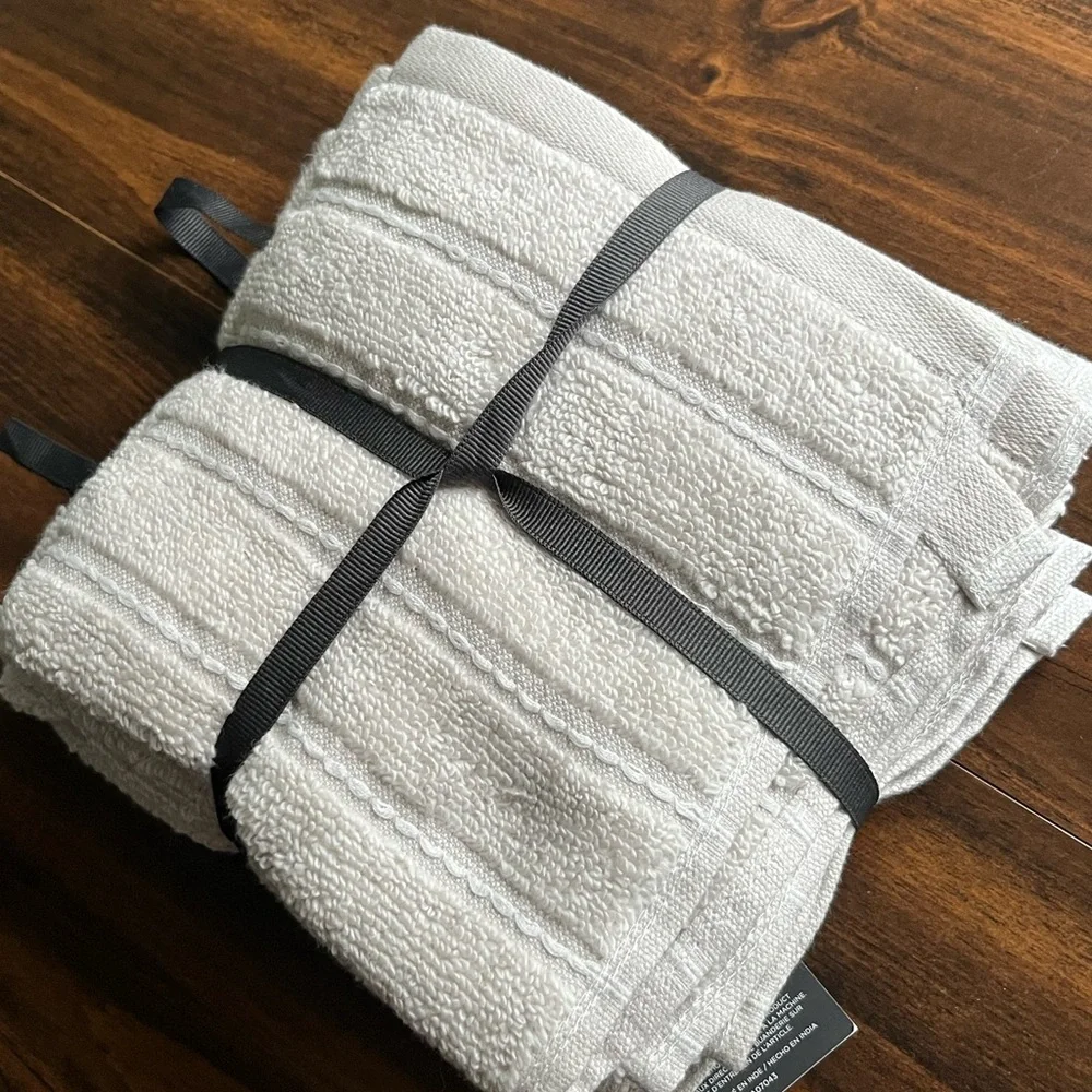 Vera Wang Set Of 4 washcloths NWT